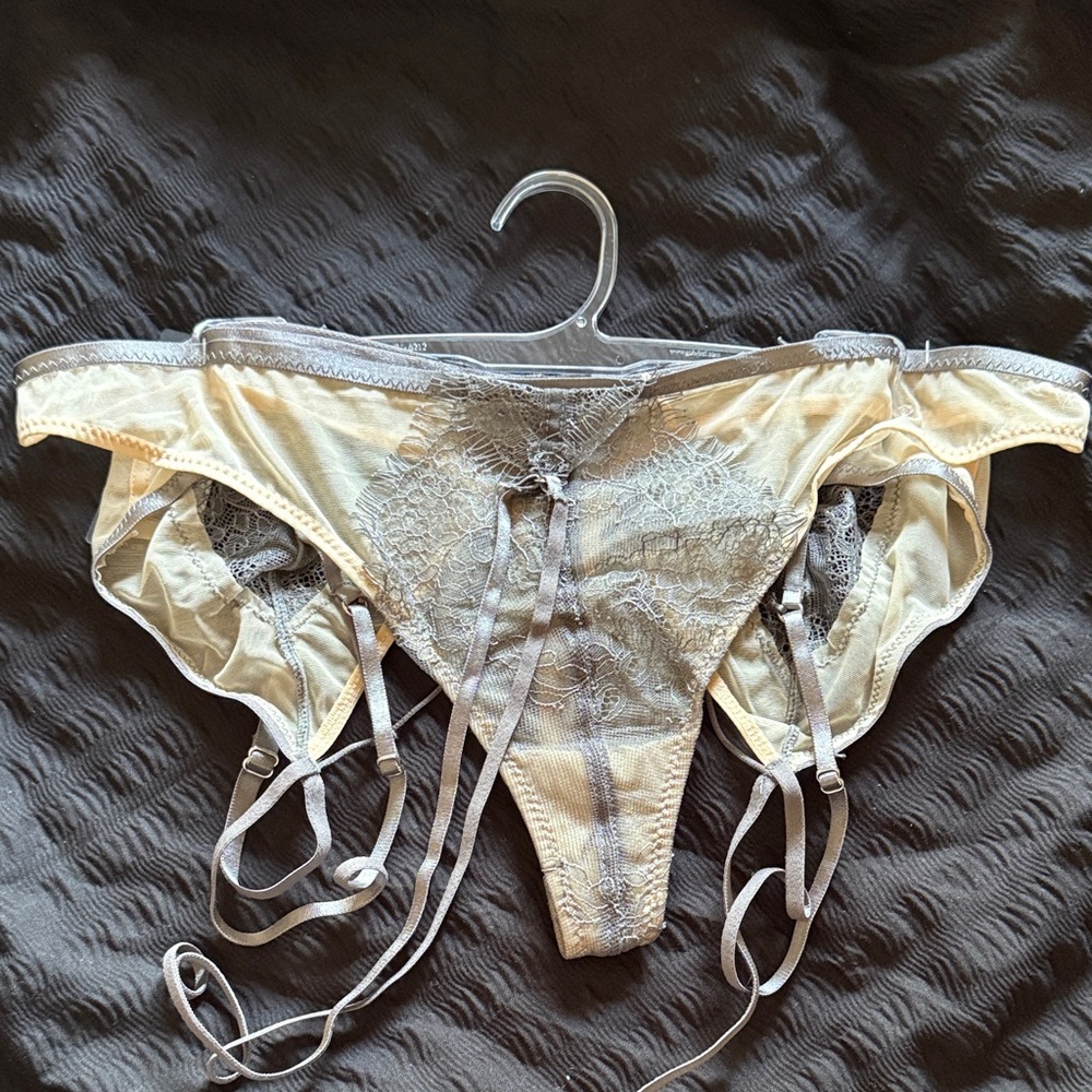 2X30Elegant Cream and Gray Lace Lingerie Set
